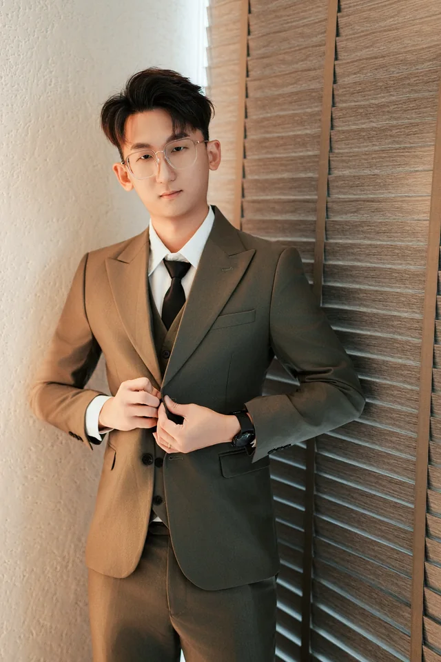 Davis Chan 身穿西装的真实肖像